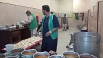 خيمة عابري السبيل ملاذ الباحثين عن وجبة إفطار في جو عائلي