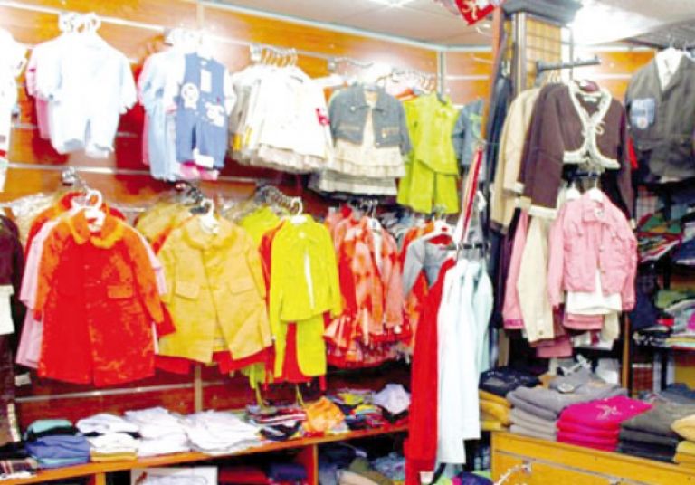 إقبال كبير للعائلات على اقتناء ملابس العيد