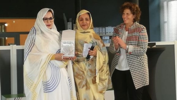 منح الجائزة السنوية للحقوقية الصحراوية سلطانة خيا