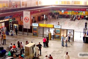 حركة مكثفة للمسافرين بمطار السانية وميناء وهران