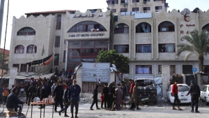 الاحتلال يواصل حصار مستشفى "الأمل" ويغلق جميع مداخله