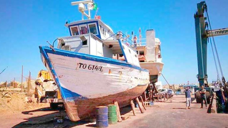 بناء أول سفينة صيد تونة بميناء زموري البحري