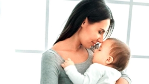 أسباب تعلق الطفل الزائد بالأم