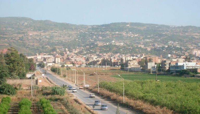 السكان يحتجون على تدهور الطريق