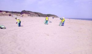 شباب يتطوعون لتنظيف الشواطئ