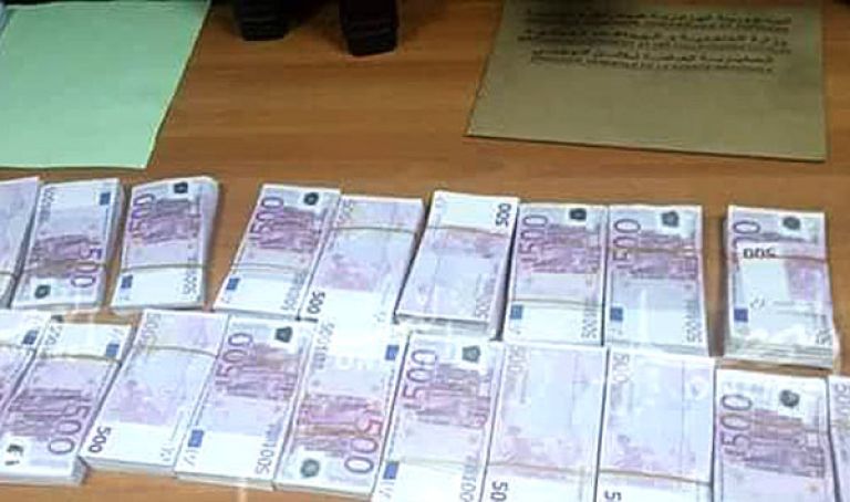 توقيف مسافر حاول تهريب مليون و45 ألف أورو