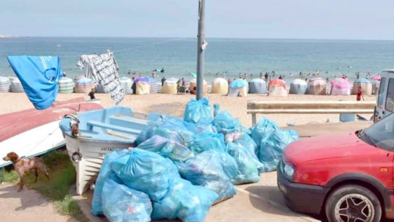 جمع 123 طنا من النفايات منذ إعادة فتح الشواطئ