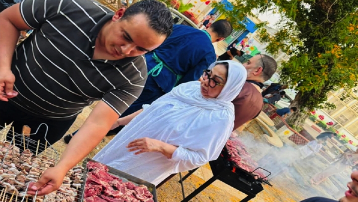 متطوعون يتقاسمون فرحة العيد مع مرضى السرطان
