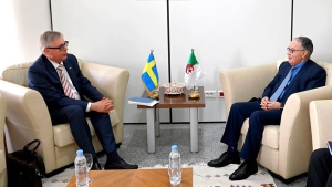 الأمين العام لوزارة الشؤون الخارجية والجالية الوطنية بالخارج، عمار بلاني- سفير السويد بالجزائر، بيورن هاغمارك