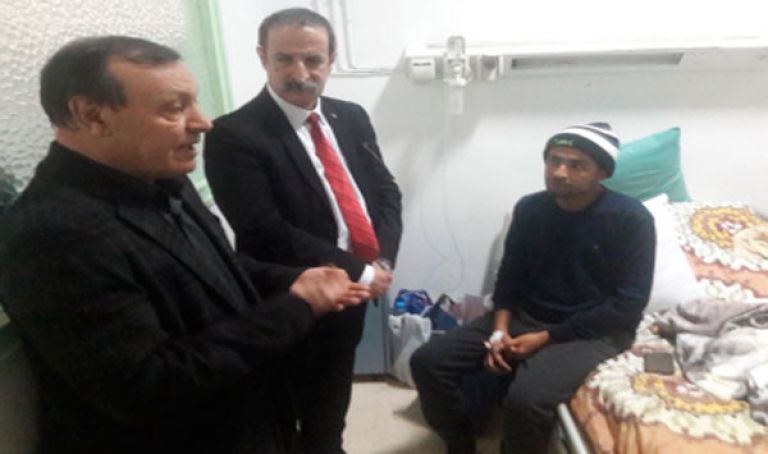 وزير الاتصال في زيارة لصحفي بمستشفى مصطفى باشا