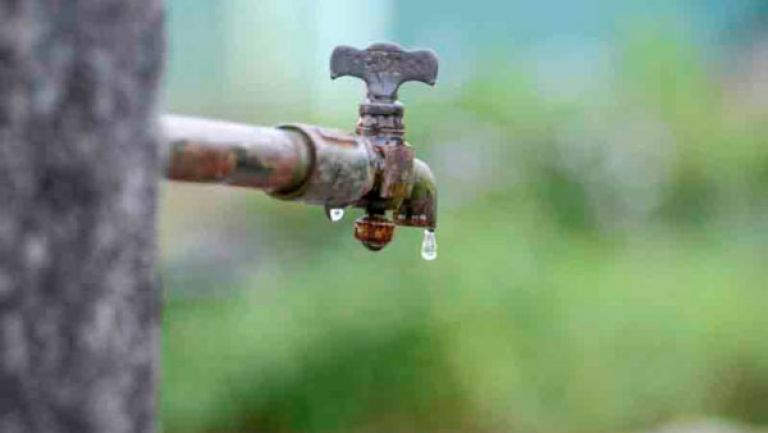 صنابير مياه هندية تدر كحولا
