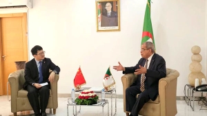 وزيرالصناعة والإنتاج الصيدلاني، علي عون-سفير جمهورية الصين الشعبية بالجزائر، لي جيان