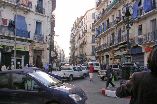 سكان باب الوادي يطالبون بغلق سوق &quot;الساعات الثلاث&quot;