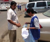 براعم تجوب محطات الحافلات لإنعاش الركاب بالمياه الباردة