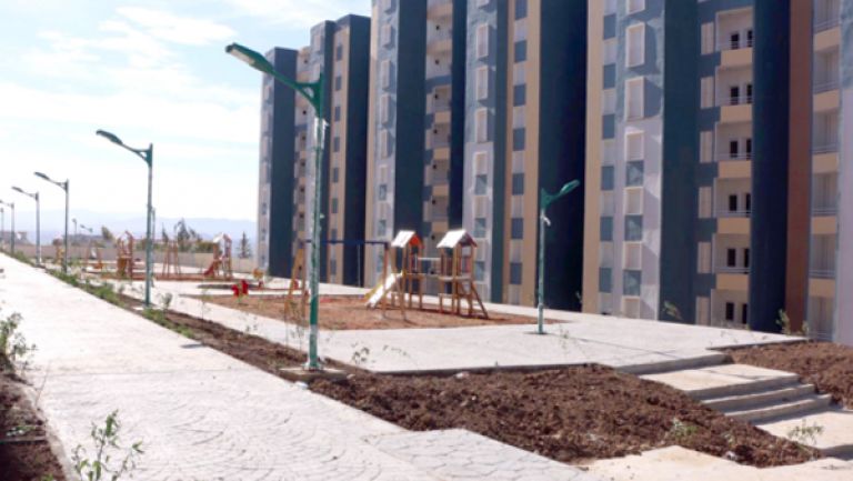 1882 عائلة تتعرف على مواقع شققها