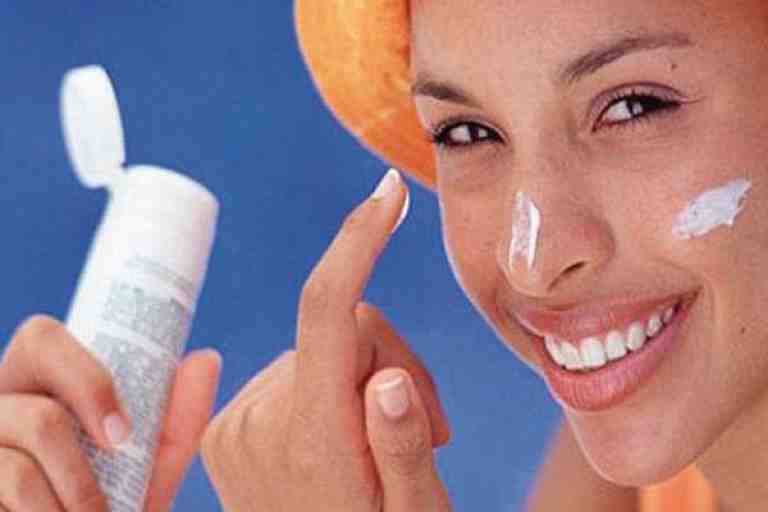 فتيات يتسارعن نحو الصيدليات لاقتناء الكريمات