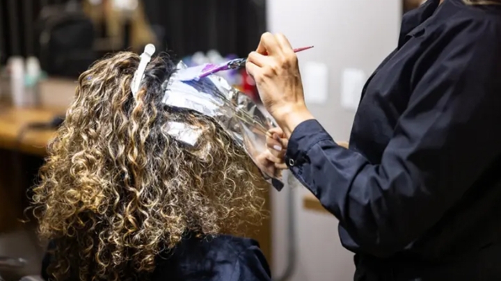 تحذيرات من مخاطر صبغات الشعر الداكنة