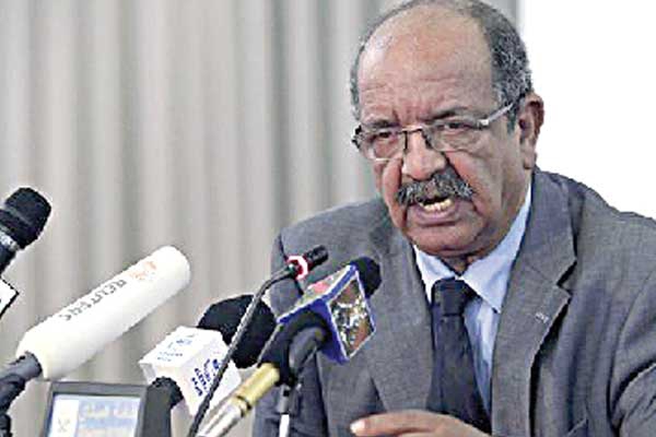 الجزائر لا ترى بديلا للحل السياسي
