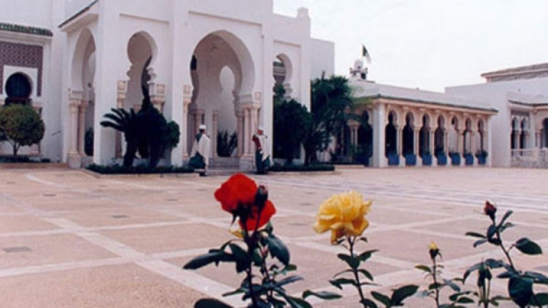 رئيس الجمهورية يعزي في وفاة وزير التجارة الأسبق العياشي ياكر