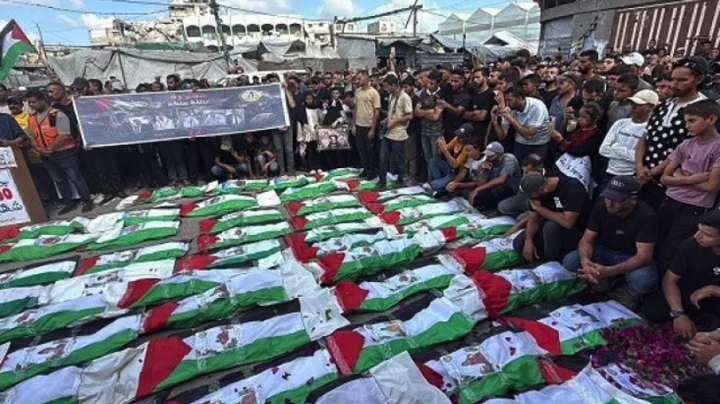 تشييع جثامين 100 شهيد فلسطيني في حي الزيتون