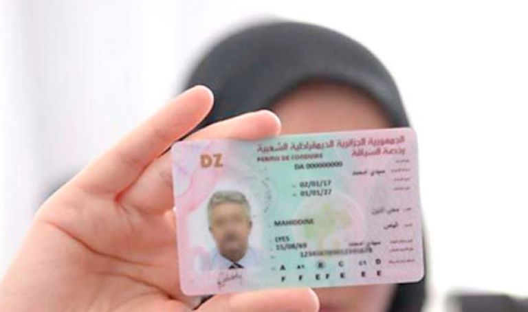 تسليم أول رخصة سياقة بيومترية بالأغواط
