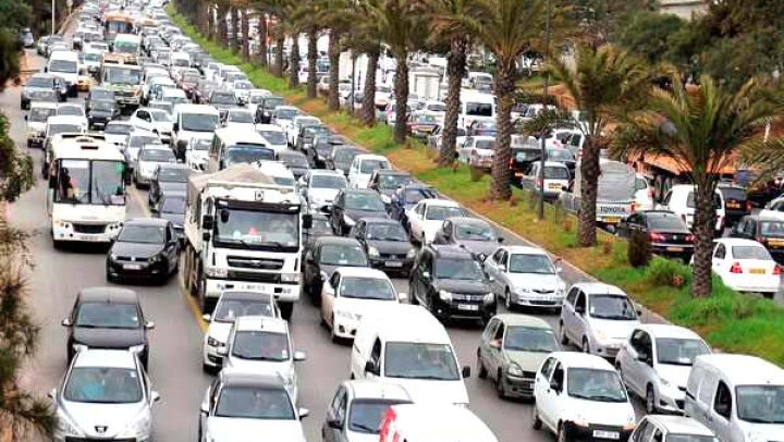 طوابير لا تنتهي بالطريق الرئيسي والحل غائب