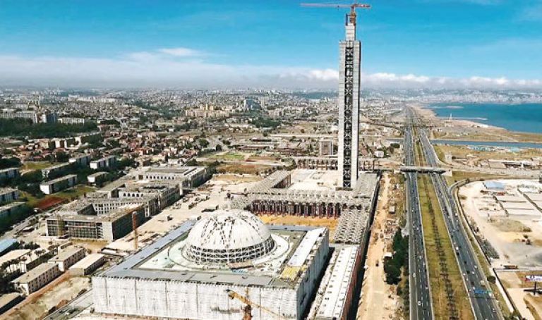 قاعدة للاتصال والبث السمعي البصري بأحدث التقنيات