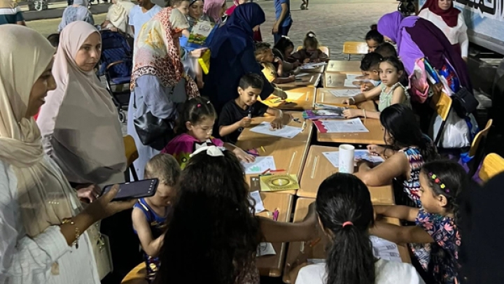 المطالعة والفن يجمعان الأطفال في فضاء مفتوح