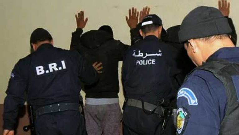 يبتز زميلته القاصر بـ89 مليون سنتم بتواطؤ والديه