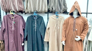 "القشابية".. لباس تقليدي يرفض الزوال