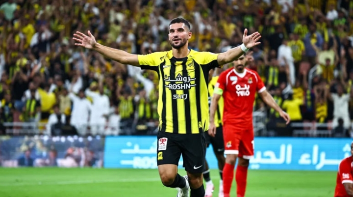 حسام عوار يحتفل بلقب الدوري السعودي
