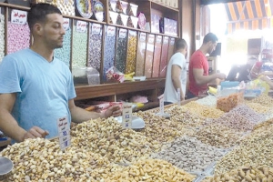 تجارة المكسرات تنتعش بـ "حي اللوز"