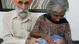 سبعينية تلد طفلها الأول