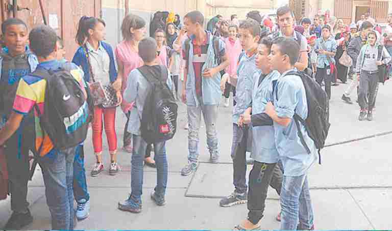 تلاميذ متوسطة «غزالي» بالرغاية بدون كراسيَّ وطاولات