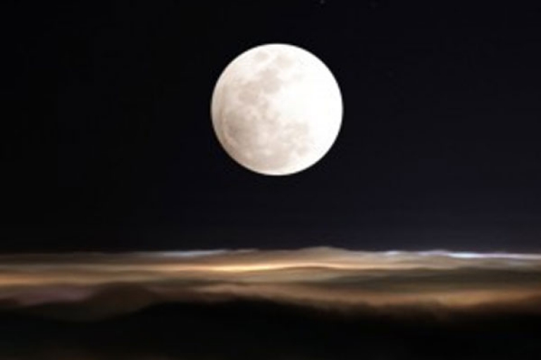 «القمر العملاق للقرن» يثير فضول القسنطينيين