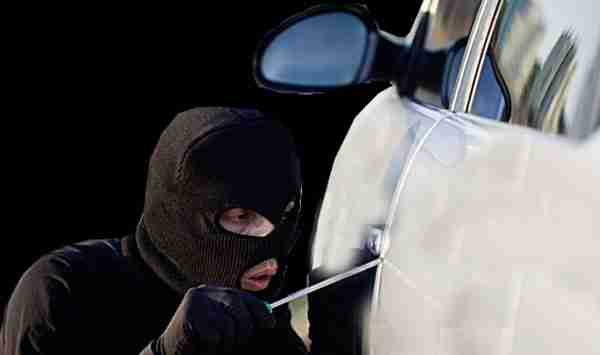 12 سنة سجنا لثلاثة أشخاص سرقوا سيارة