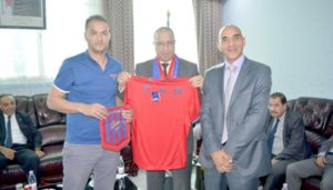  والي باتنة، السيد عبد الخالق صيودة،  يمنح اعانات بمبلغ مليوني دينار جزائري لكل من فريقي مولودية وشباب باتنة (كرة القدم)