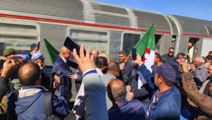 وصول القطار التجريبي إلى محطة المسافرين في تندوف