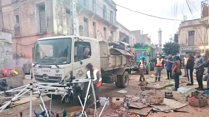 إزالة 120 طاولة فوضوية وفتح طريقين رئيسيين