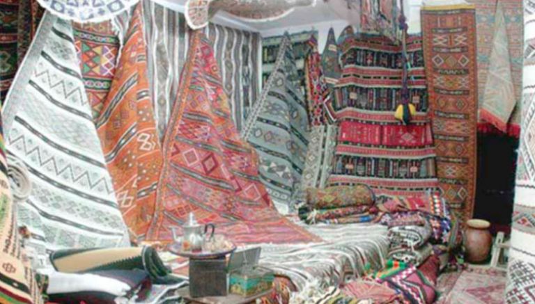 الزرابي التقليدية لوحات تزيّن المعارض