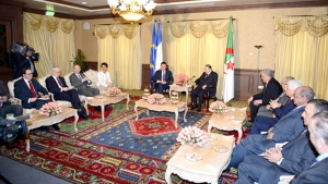 الرئيس بوتفليقة يستقبل الوزير الأول الفرنسي