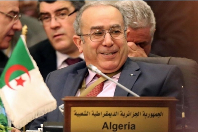 لعمامرة يرافع لتنسيق عملي يحل الأزمات ويعمّق الحوار