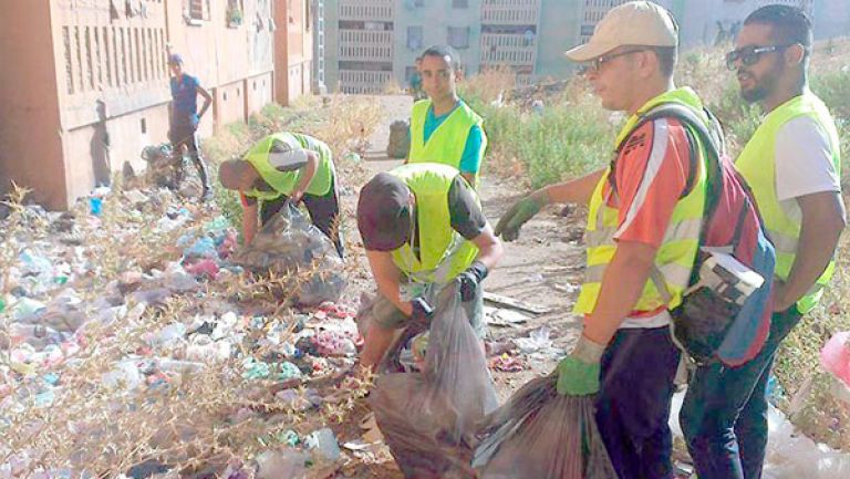 حملة تطوعية واسعة لتنظيف شوارع وأحياء المدينة