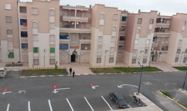 السلطات تؤكد مواصلة توزيع السكن