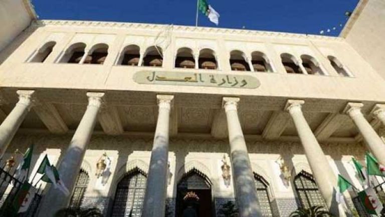 وزارة العدل تؤكد تفتّحها على الحوار لتوقيف الإضراب