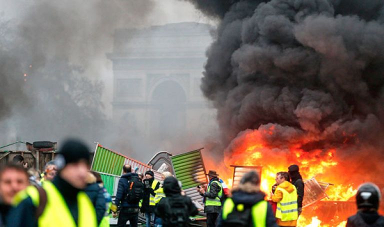 الحكومة الفرنسية  في مواجهة الغضب الشعبي