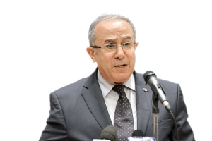 لعمامرة يحث على تجسيد مشاريع السلم والأمن