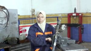حدة جغيدل هي أول امرأة تقتحم عالم ميكانيك السيارات بولاية الأغواط