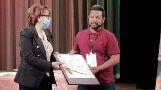 فنان مولع بالخط العربي