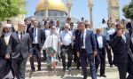 إسرائيل تستبيح باحة المسجد الأقصى وتمنع زيارته على الآخرين